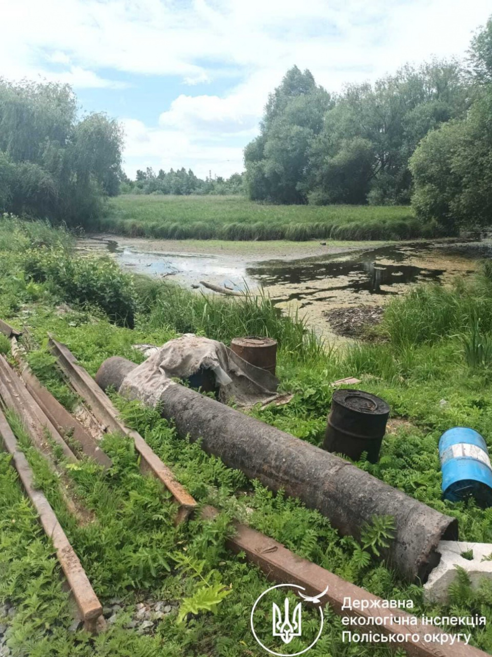 На березі річки Устя на Рівненщині виявили звалище старої агротехніки На Рівненщині на березі річки Устя виявили звалище металобрухту