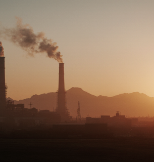 Планета на межі — людство викинуло 40,8 гігатонн CO₂ Дим над ТЕС. Зображення створено ШІ