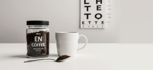 Утро с кофе, вечер без зрения? Данные нового исследования Кофе и офтальмологическая таблица. Изображение создано ИИ