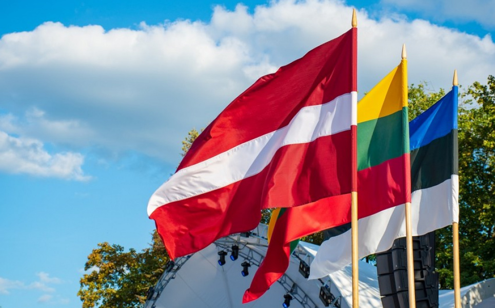 Країни Балтії скасовують заборону на міни: Європа готується до війни Прапори Литви, Латвії та Естонії. Фото ілюстративне
