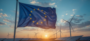 Европейский Союз планирует снизить выбросы CO2 на 90% к 2040 году. Возможно ли? Флаг Евросоюза и ветряные мельницы и солнечные панели. Изображение создано ИИ