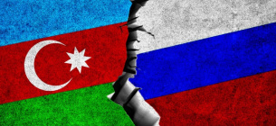 Раскол между флагом РФ и Азербайджана. Иллюстрация из открытых источников
