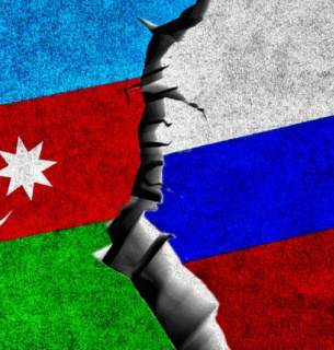 Розкол у відносинах: конфлікт між РФ та Азербайджаном поглиблюється Розкол між прапором РФ та Азербайджану. Ілюстрація з відкритих джерел