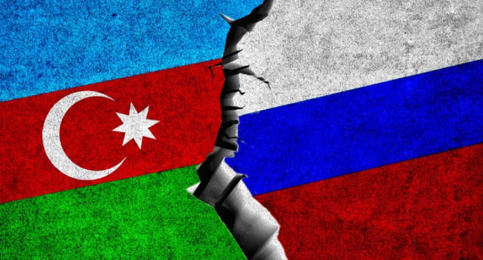 Раскол в отношениях: конфликт между РФ и Азербайджаном усугубляется Раскол между флагом РФ и Азербайджана. Иллюстрация из открытых источников