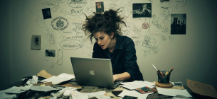 Сообщества бьют тревогу — ИИ сводит людей с ума Девушка за ноутбуком в состоянии бреда. Изображение создано ИИ