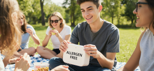 Всемирный день борьбы с пищевой аллергией — что мы должны знать об аллергии Подростки на пикнике с гипоаллергенной едой. Изображение создано ИИ
