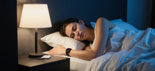 Свет в темноте — ночная иллюминация подрывает здоровье вашего сердца Девушка спит при свете. Изображение создано ИИ