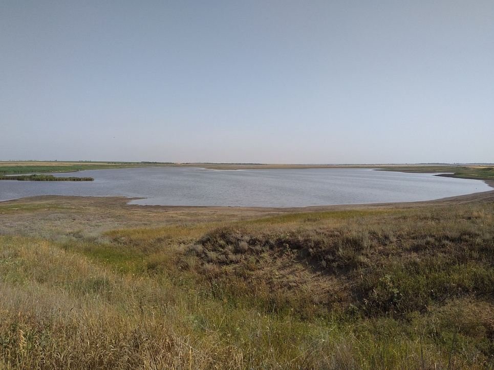 Річка на Запоріжжі отруєна шахтними водами з захопленого комбінату Річка Малий Утлюк біля місця впадіння в Утлюцький лиман, Якимівський район, Запорізька обл., Україна. Фото: Maxim Gavrilyuk