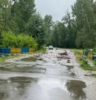 Наслідки негоди: на Волині пошкоджено міст через річку, рух транспорту повністю перекрито У Локачах через негоду пошкоджено міст: рух транспорту перекрито