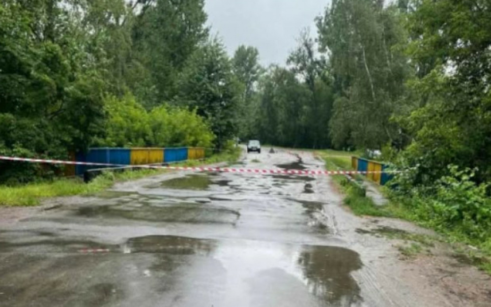 Наслідки негоди: на Волині пошкоджено міст через річку, рух транспорту повністю перекрито У Локачах через негоду пошкоджено міст: рух транспорту перекрито