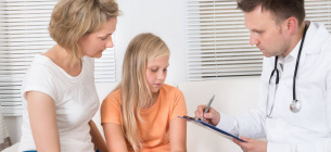 Растет количество рака у молодежи — что приводит к раку до 50 лет Мать с дочерью на приеме у врача. Фото иллюстративное