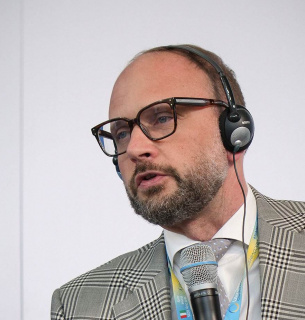 Безпека, гарантії та страхування: "Метінвест" окреслив ключові умови для відновлення промисловості Комерційний директор Групи Метінвест Дмитро Ніколаєнко. Фото: Метінвест