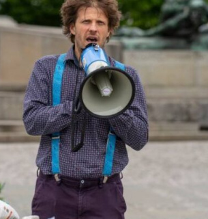 "Перестаньте судити чоловіків за розміром": чеський політик оголився на сцені, щоб зламати табу Чеський політик виступив проти "культу розміру" статевих органів.
Фото: czechia-online.cz