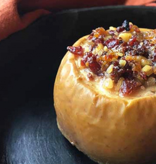 Яблоки, запеченные с сухофруктами, орехами и медом — невероятно вкусный рецепт Фото: Foodal.com