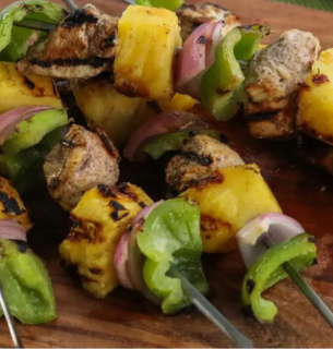 Куриный шашлык с ананасом – экзотический рецепт на лето Фото: Foodnetwork.com