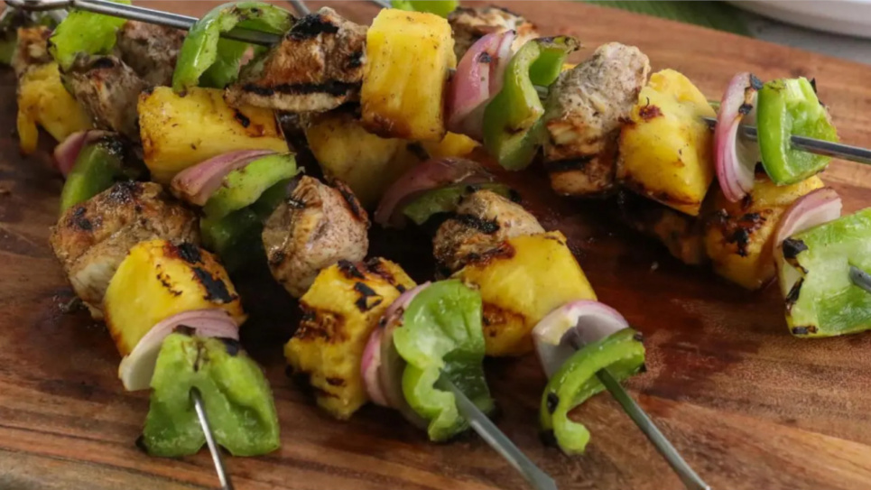 Куриный шашлык с ананасом – экзотический рецепт на лето Фото: Foodnetwork.com
