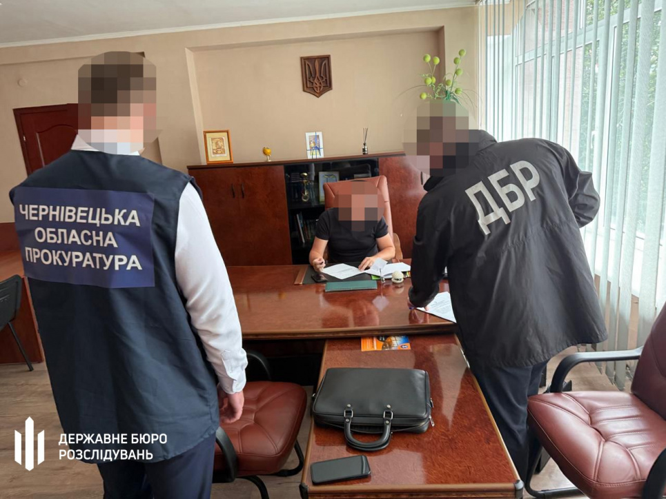 ДБР викрило екс-очільника чернівецького Держгеокадастру на махінаціях із землею на 2 мільйони ДБР викрило екс-очільника Держгеокадастру на махінаціях із землею на 2 млн грн