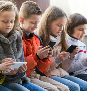 На Волині матір учня притягнули до відповідальності за зйомку однолітка в туалеті. Фото: Todaysparent.com