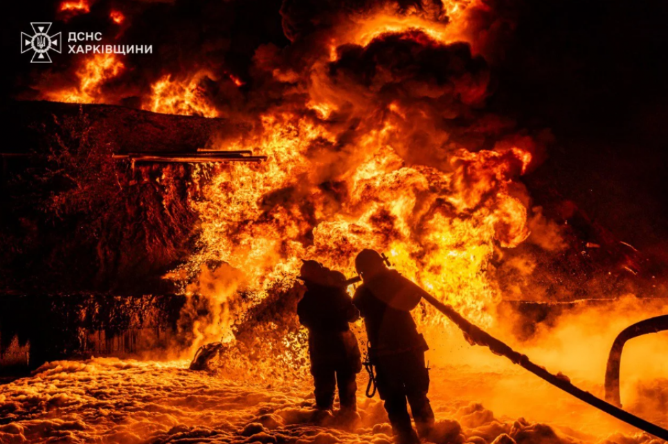 Экологи подсчитали ущерб от пожара на нефтебазе в Чугуеве Фото: ГСЧС Харьковской области