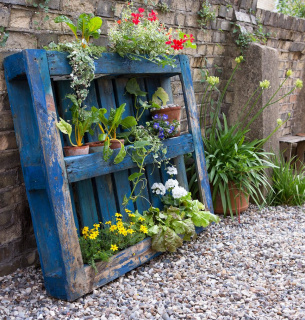Вторая жизнь старых вещей: сад из переработанных материалов Фото: Gardenersworld.com