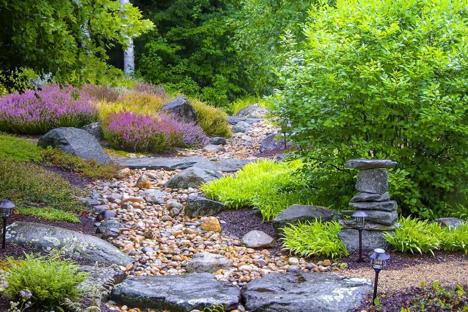 Оживіть свій сад: створюємо мальовничий сухий струмок (ФОТО) Фото: Belknaplandscape.com