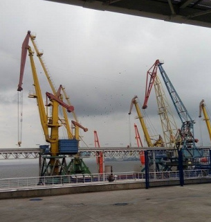 Керівництво Одеського морпорту підозрюють у змові з бізнесменом для розтрати понад 8 млн грн Керівництво Одеського морпорту підозрюють у розтраті 8 млн грн на закупівлі техніки