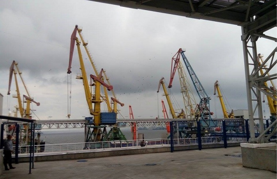 Керівництво Одеського морпорту підозрюють у розтраті 8 млн грн на закупівлі техніки