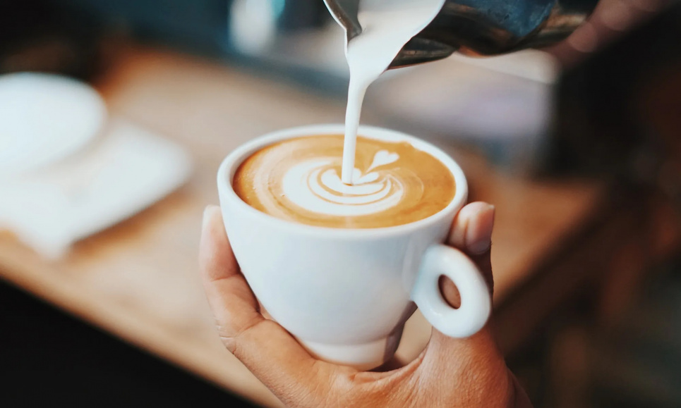 Заряд настрою з першого ж ковтка — як кава впливає на настрій? Фото: Truth-about-coffee-impact-on-environment-planet