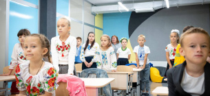 У прифронтових областях будують підземні школи та забезпечують дітей транспортом і харчуванням