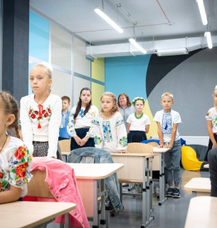 Безпечна освіта під землею: як Україна відновлює школи на прифронтових територіях У прифронтових областях будують підземні школи та забезпечують дітей транспортом і харчуванням