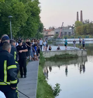 Во Львове в парковом озере ребенок выловил тело мужчины Во Львове в озере Левандовское нашли труп мужчины