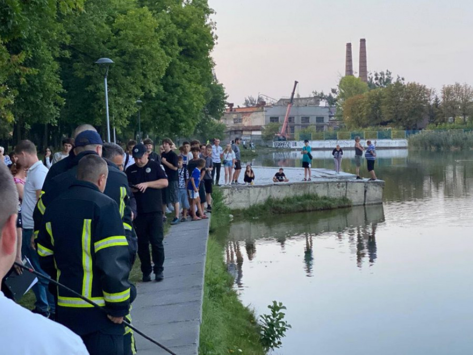 У Львові в парковому озері дитина виловила тіло чоловіка У Львові в озері Левандівське знайшли труп чоловіка
