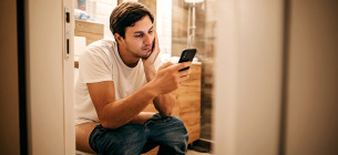 Смартфон в туалете — скрытая угроза Фото: Thehealthy.com