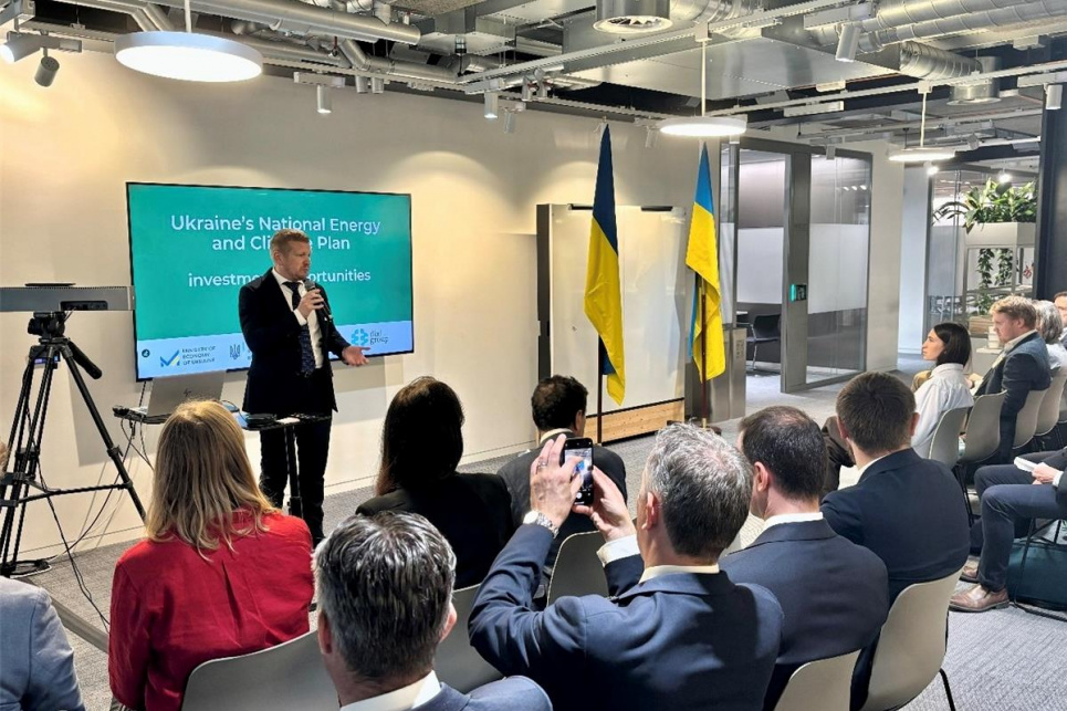 У Лондоні презентували проєкти з "зеленої" енергетики та декарбонізації Україна презентує британцям інвестпроєкти в енергетиці та кліматі