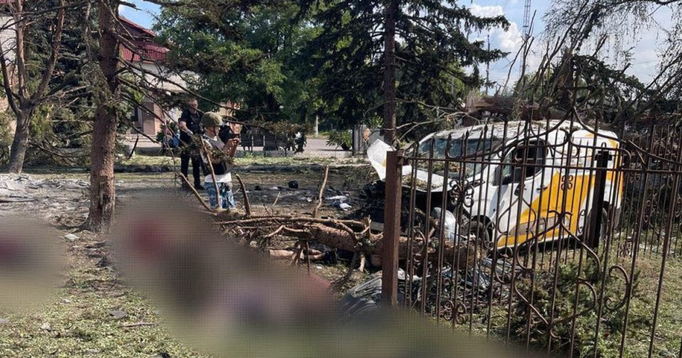 Росіяни скинули КАБ на людей, які отримували пенсії на Донеччині: відомо про понад 20 загиблих Наслідки удару КАБа на пенсіонерів у Донецькій області. / © Telegram начальника Донецької ОВА Вадима Філашкіна