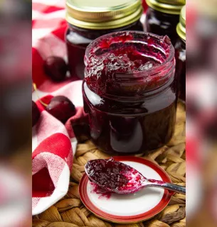 Вишневе варення з ваніллю та кардамоном: вишукане поєднання Фото: Theflourhandprint.com