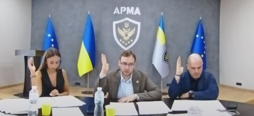 АРМА оголосило нові конкурси на продаж арештованих активів: від землі до с/г культур АРМА: нові конкурси на арештоване майно, включаючи вагони та землю. Фото: скріншот відео-трансляції засідання АРМА