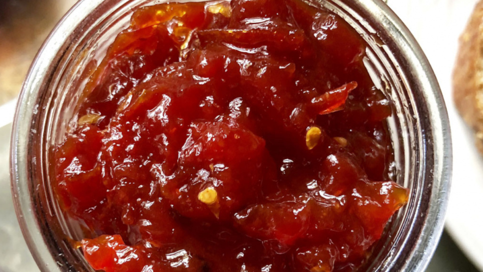 Пікантний сюрприз у банці: рецепт томатного джему з чилі Фото: Thezestkitchen.com