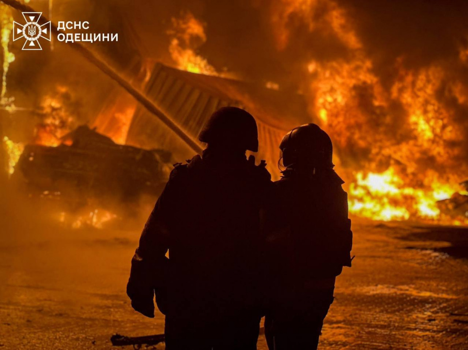 Нічна атака на Одещину: палаючий порт і п’ятеро постраждалих Росія атакувала Одещину: палаючий порт і п’ятеро постраждалих