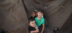 Дети в Газе празднуют объявление о прекращении огня 9 октября 2025 года. Фото: UNICEF/UNI877575/El Baba