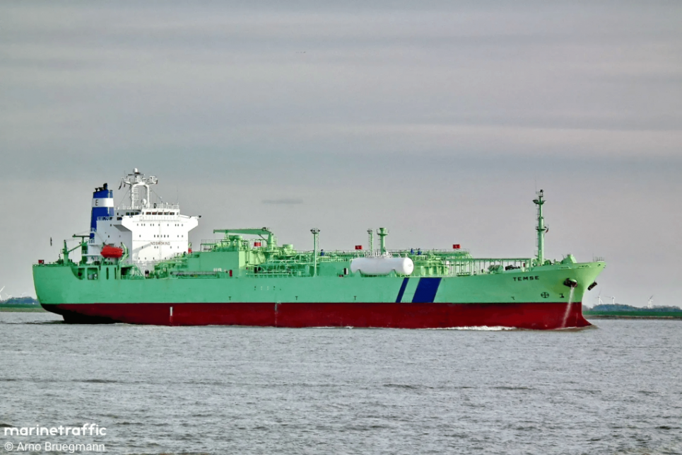 Пожар на танкере Falcon возле Йемена: 