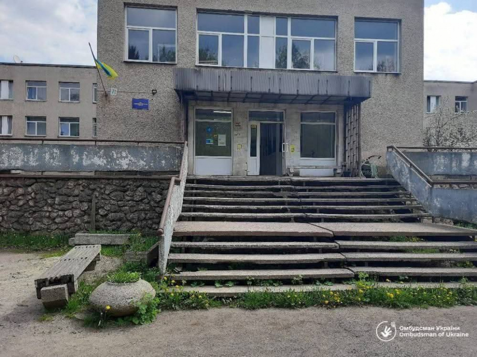 На Закарпатті директор лікарні виїхав за кордон після перевірки: медзаклад залишився без фінансування Керівник Великоберезнянської лікарні втік за кордон після перевірки