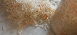 Невероятно вкусная квашеная капуста с медом: рецепт, который сохраняет твердость  Фото: скриншот из видео