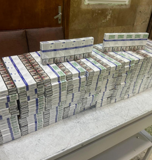 у Чопі пасажиркам потягу закинули через вікно понад тисячу пачок сигарет (ФОТО)