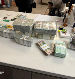 В Україні на одного доларового мільйонера менше: посадовицю екоінспекції викрито на незаконному збагаченні Фото: Державне бюро розслідувань