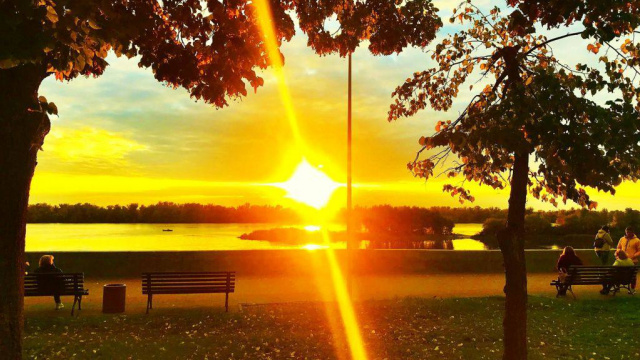 Осінній Кременчук: Золотаво-багряний вибух кольорів у Придніпровському парку та на набережній. Фото: Анатолій Сербін