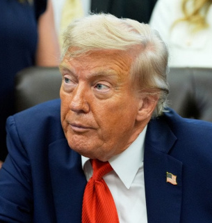 На авіабазі у США, де стоїть літак Трампа, захворіли люди після відкриття «підозрілої посилки»