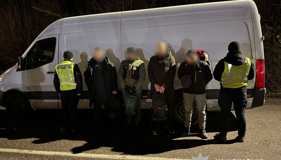 Затримання переправника: чоловіків везли в пломбованому бусі