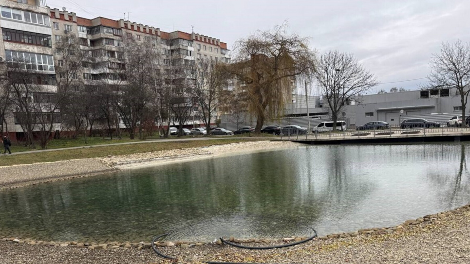 Львів: озеро на вул. Панча завершують наповнювати водою