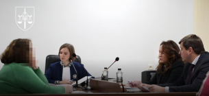 Смерть 10-річної Майї в Ужгороді: мати засуджена до 5 років умовно за бездіяльність після жорстокого побиття вітчимом, який отримав довічне ув'язнення.